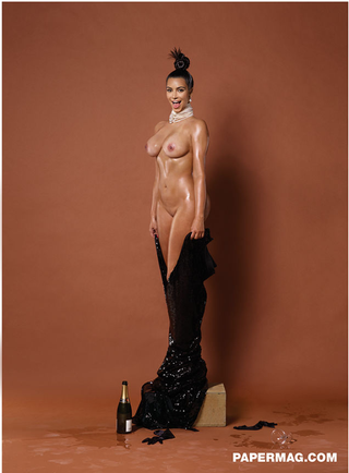 Illustration for article titled ​Szembefordult a kamerával a beolajozott Kardashian (18+)